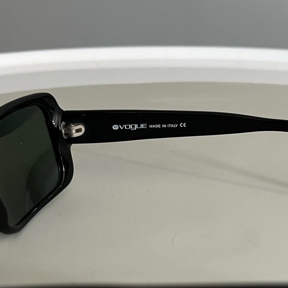 Vogue sunglasses, black rectangle frames, made in Italy - Picture 4 of 6